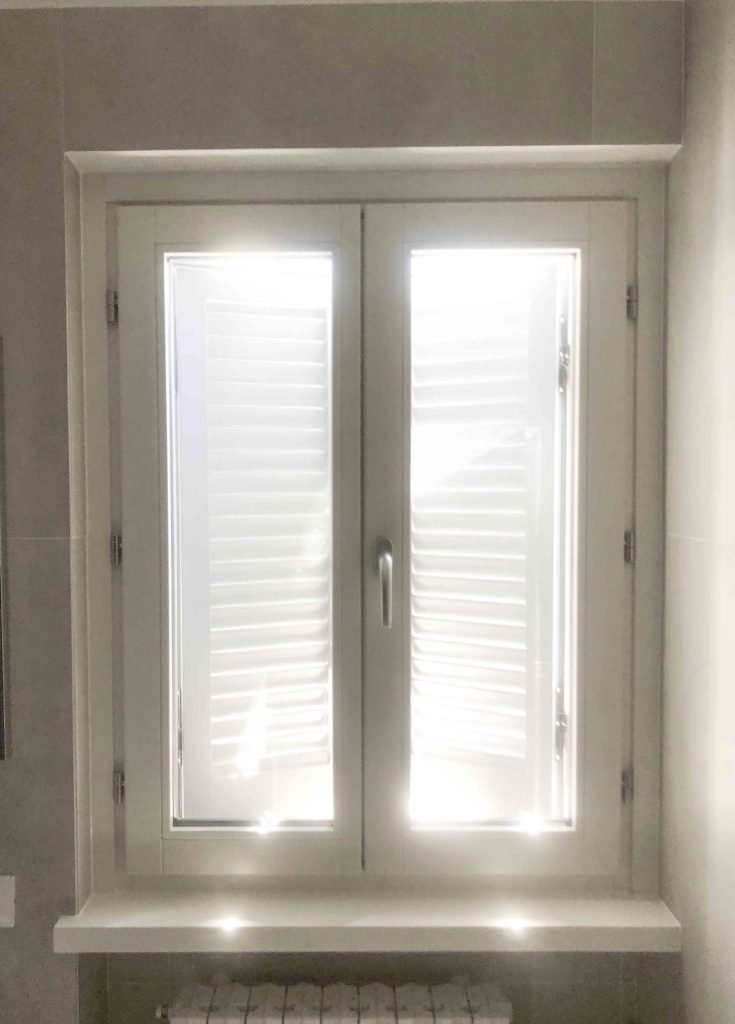 Finetra bianca in pvc dall'interno